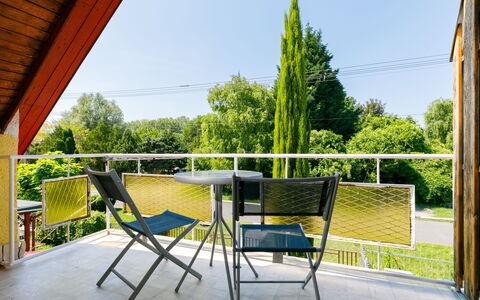 Gizella: Plante, Bâtiment, Ciel, Chaise, Ombre, Table, Arbre, Bois, Design Intérieur, Porche