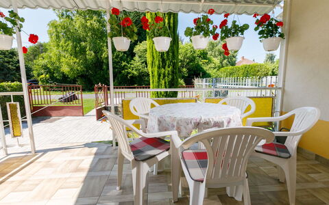 Gizella: Meubles, Plante, Table, Propriété, Bâtiment, Chaise, Ombre, Mobilier De Jardin, Design Intérieur, Arbre