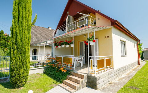 Gizella: Ciel, Bâtiment, Plante, Propriété, Fenêtre, Maison, Fleur, Porte, Arbre, Architecture
