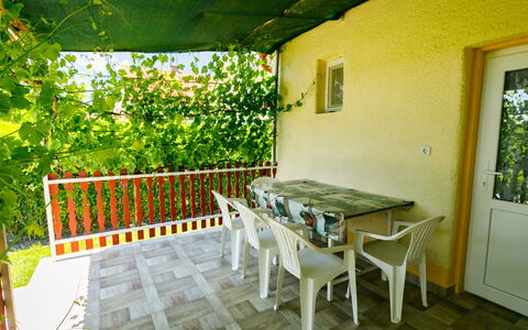Gizella: Bâtiment, Table, Meubles, Plante, Vert, Fenêtre, Bois, Mobilier De Jardin, Ombre, Design Intérieur
