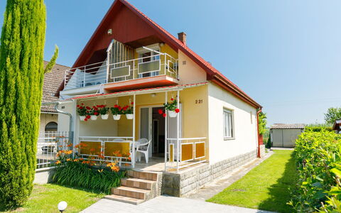 Gizella: Plante, Bâtiment, Fenêtre, Ciel, Vert, Maison, Arbre, Herbe, Porte, Lot Terre