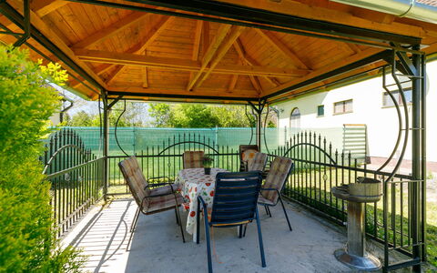 Csilla: Plante, Bâtiment, Propriété, Porche, Ombre, Mobilier De Jardin, Maison, Architecture, Design Intérieur, Chaise