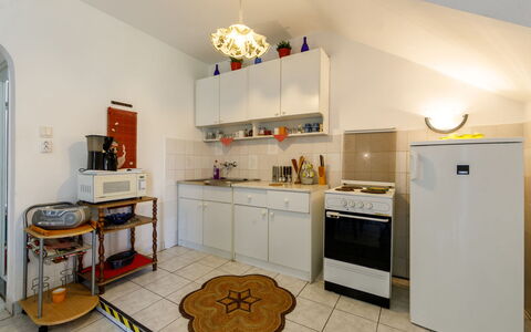 Csilla: Cabinetry, Propriété, Comptoir, Appareil De Cuisine, Gaz Poele, Cuisine, Cuisinière, Électroménager, Bois, Design Intérieur