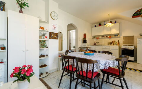 Csilla: Table, Meubles, Plante, Cadre, Propriété, Fleur, Design Intérieur, Bâtiment, Chaise, Plante D'Appartement