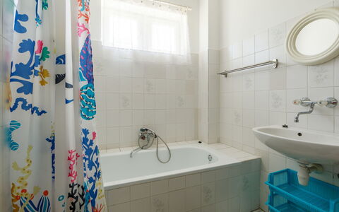 Csilla: Robinet, Rideau De Douche, Miroir, Luminaire Plomberie, Propriété, Lavabo, Baignoire, Bâtiment, Salle De Bains, Bleu
