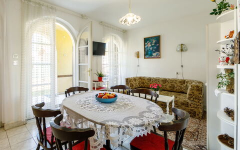 Csilla: Table, Propriété, Meubles, Chaise, Décoration, Blanc, Fenêtre, Bâtiment, Design Intérieur, Éclairage