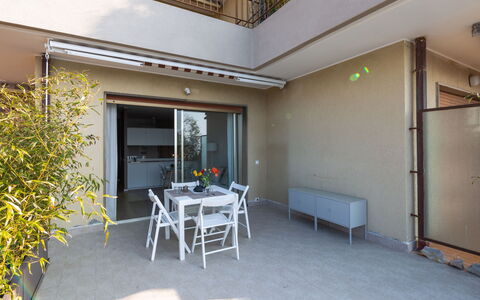 Ventimiglia 633: Bâtiment, Plante, Propriété, Fenêtre, Lot Terre, Design Urbain, Paysage, Quartier, Herbe, Loisir