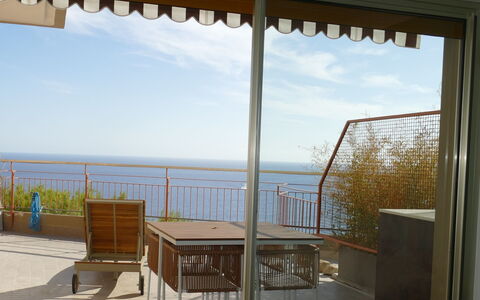 Ventimiglia 633: Ciel, Table, Propriété, Meubles, Nuage, Ombre, Bois, Chaise, Bâtiment, L'Eau