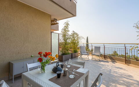 Ventimiglia 633: Bâtiment, Plante, Propriété, Fenêtre, Lot Terre, Design Urbain, Paysage, Quartier, Herbe, Loisir