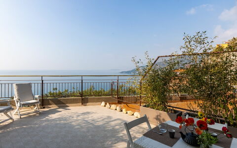 Ventimiglia 633: Bâtiment, Plante, Propriété, Fenêtre, Lot Terre, Design Urbain, Paysage, Quartier, Herbe, Loisir