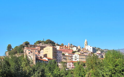 Ventimiglia 633: Ciel, Bâtiment, Bleu Azur, Arbre, Paysage Naturel, Plante, Façade, Ville, Toit, Maison