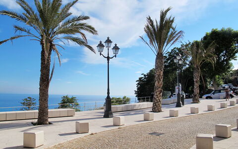 Ventimiglia 633: Nuage, Ciel, L'Eau, Plante, Arbre, Arecales, Végétation, Bâtiment, Suppression Des Plantes Ligneuses, Paysage