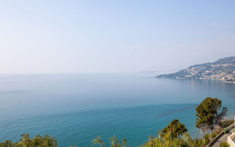 Ventimiglia 633: Bâtiment, Plante, Propriété, Fenêtre, Lot Terre, Design Urbain, Paysage, Quartier, Herbe, Loisir
