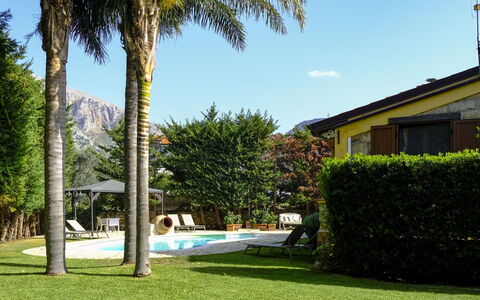 Carta Fashion: Ciel, Plante, Nuage, Bâtiment, Arbre, Ombre, Lot Terre, Herbe, Végétation, Arecales