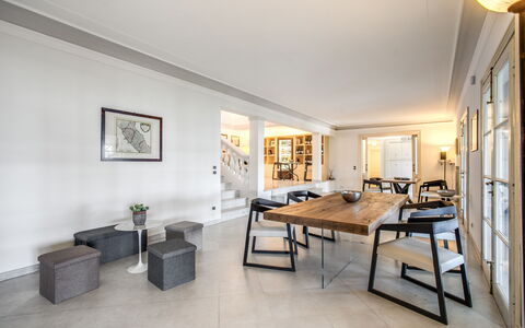 Villa Alfresco: Cadre, Meubles, Table, Plante, Plante D'Appartement, Bâtiment, Design Intérieur, Salon, Canapé, Sol