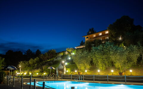 Villa Alfresco: L'Eau, Ciel, Bâtiment, Bleu, La Nature, Piscine, Arbre, Arecales, Plante, Loisir