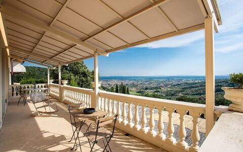 Villa Alfresco: Ciel, Propriété, Jour, Bâtiment, Table, Porche, Ombre, Bois, Design Intérieur, Mobilier De Jardin