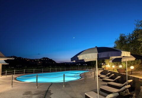 Villa Alfresco: L'Eau, Ciel, Plante, Piscine, Bâtiment, Bleu Azur, Ombre, Arbre, Mobilier De Jardin, Plan D'Eau