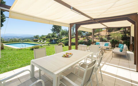 Villa Lastra: Table, Meubles, Propriété, Plante, Chaise, Ombre, Mobilier De Jardin, Piscine, Design Intérieur, L'Eau