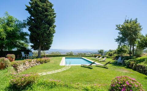 Villa Lastra: Ciel, Plante, L'Eau, Propriété, Fleur, Communauté Des Plantes, Paysage Naturel, Arbre, Végétation, Piscine