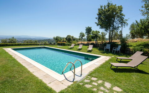 Villa Lastra: L'Eau, Plante, Ciel, Bâtiment, Piscine, Arbre, Ombre, Mobilier De Jardin, Rectangle, Lot Terre