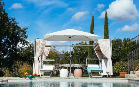 Villa Castiglioni: L'Eau, Nuage, Ciel, Plante, Bâtiment, Parapluie, Ombre, Arbre, Mobilier De Jardin, Piscine