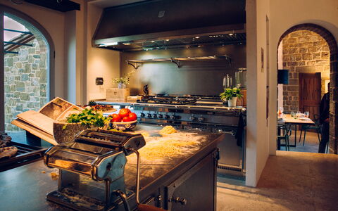 Villa Castiglioni: Aliments, Propriété, Bâtiment, Comptoir, Design Intérieur, Architecture, Cuisine, Cuisine, Table, Maison