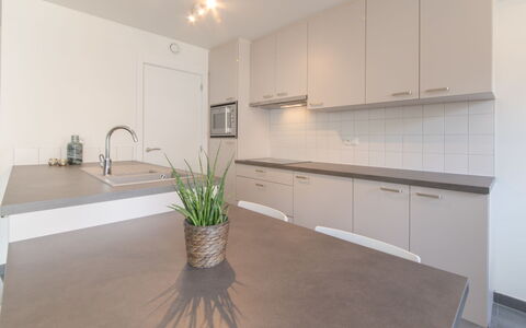 Bredene 733: Comptoir, Cabinetry, Meubles, Plante, Pot De Fleur, Plante D'Appartement, Cuisine, Bois, Robinet, Sol