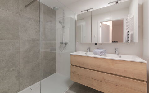 Bredene 733: Miroir, Robinet, Luminaire Plomberie, Propriété, Armoire De Toilette, Évier, Salle De Bains, Lavabo, Bâtiment