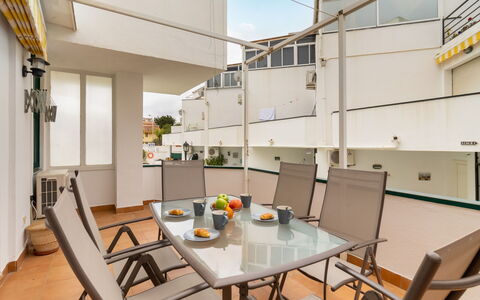 Oasis: Table, Propriété, Meubles, Canapé, Bois, Chaise, Cabinetry, Design Intérieur, Cuisine, Rayonnage
