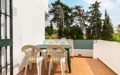 Torremolinos 28: Meubles, Table, Propriété, Nuage, Ciel, Bâtiment, Chaise, Bois, Arbre, Ombre