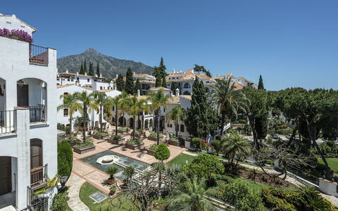 Las Ranas: Ciel, Plante, Bâtiment, Fenêtre, Bleu Azur, Arbre, Design Urbain, Maison, Quartier, Zone Résidentielle