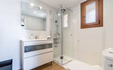Sa Caseta des Camp: Miroir, Propriété, Luminaire Plomberie, Évier, Bâtiment, Armoire De Toilette, Robinet, Cabinetry, Salle De Bains