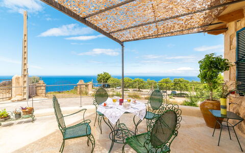 Sa Caseta des Camp: Table, Plante, Ciel, Nuage, Meubles, Jour, Propriété, Chaise, Bleu Azur, La Nature
