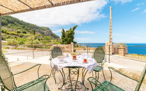 Sa Caseta des Camp: Nuage, Table, Meubles, Propriété, L'Eau, Ciel, Chaise, La Nature, Ombre, Design Intérieur