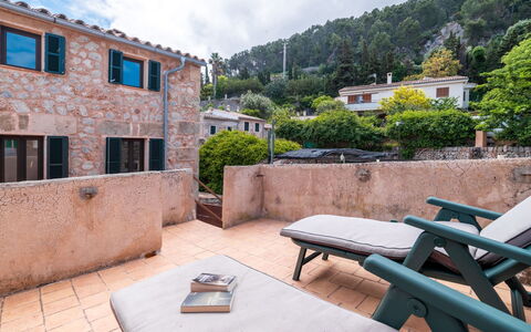 Boutique House: Ciel, Propriété, Bâtiment, Fenêtre, Nuage, Meubles, Arbre, Bleu, Mobilier De Jardin, Design Urbain