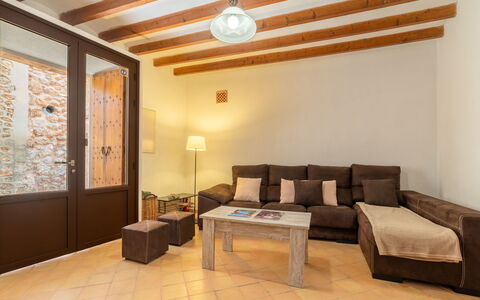 Boutique House: Canapé, Propriété, Table, Meubles, Bois, Confort, Éclairage, Design Intérieur, Ventilateur De Plafond, Sol
