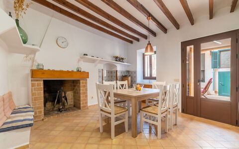 Boutique House: Table, Propriété, Meubles, Bois, Design Intérieur, Architecture, Sol, Sol, Salon, Cadre