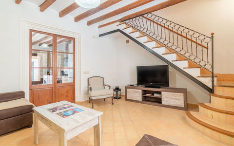 Boutique House: Canapé, Meubles, Table, Bois, Design Intérieur, Télévision, Fenêtre, Bâtiment, Sol, Sol