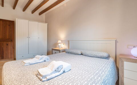 Boutique House: Bâtiment, Meubles, Propriété, Confort, Bleu Azur, Cabinetry, Bois, Cadre De Lit, Lit