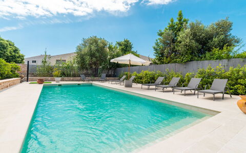 Can Rochet: Nuage, L'Eau, Ciel, Plante, Piscine, Chaise, Arbre, Bâtiment, Mobilier De Jardin, Ombre