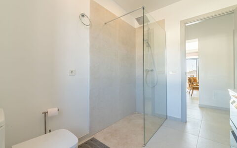 Can Rochet: Propriété, Bâtiment, Tete De Douche, Porte De Douche, Maison, Porte, Salle De Bains, Luminaire Plomberie, Douche