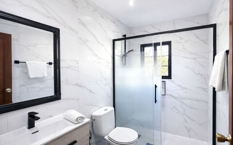 Can Delfin Alcudia: Salle De Bains, Sol, Design Intérieur, Luminaire Plomberie, Sol, Mur, Toilette, Domicile, Plomberie, Armoire De Toilette