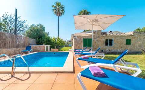 Can Delfin Alcudia: Ciel, Plante, L'Eau, Bâtiment, Piscine, Bleu Azur, Balancelle, Ombre, Mobilier De Jardin, Arbre