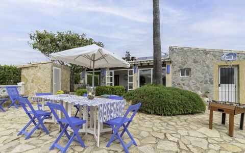 Can Delfin Alcudia: Nuage, Ciel, Table, Meubles, Plante, Bleu Azur, Chaise, Tableau De Plein Air, Mobilier De Jardin, Ombre