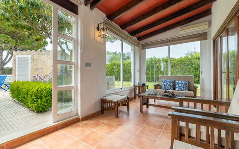 Can Delfin Alcudia: Plante, Meubles, Propriété, Bâtiment, Table, Fenêtre, Bois, Ombre, Éclairage, Design Intérieur