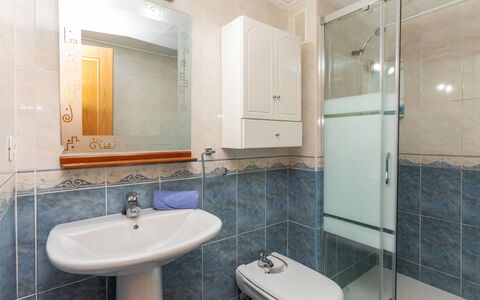 Vila de Oropesa Iv: Lavabo, Salle De Bains, Évier, Luminaire Plomberie, Sol, Design Intérieur, Sol, Robinet, Miroir, Toilette