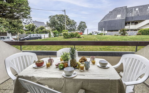Carnac 134: Table, Ciel, Plante, Meubles, Nuage, Propriété, Vaisselle, Bâtiment, Chaise, Tableau De Plein Air