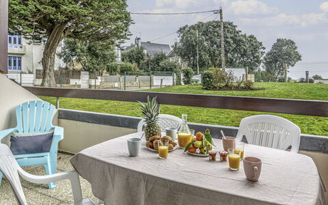 Carnac 134: Vaisselle, Table, Ciel, Nuage, Plante, Meubles, Propriété, Chaise, Pot De Fleur, Verre De Vin