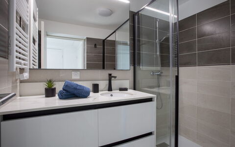 Le Grey Pearl: Design Intérieur, Luminaire Plomberie, Sol, Salle De Bains, Évier, Lavabo, Armoire De Toilette, Sol, Miroir, Comptoir